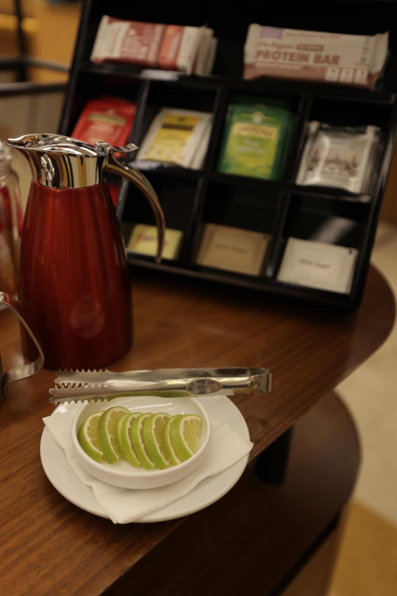 Radisson Blu Hotel, Beirut Verdun Екстер'єр фото A tong used to serve lime slices